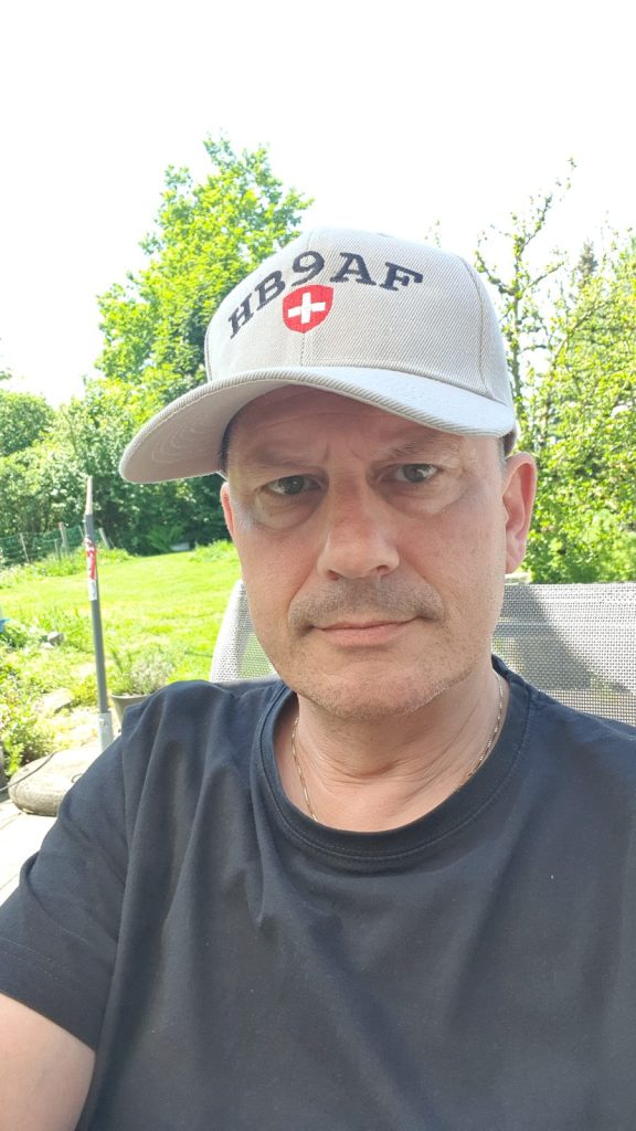 Chris HB9HJI mit HB9AF-Cap im Garten