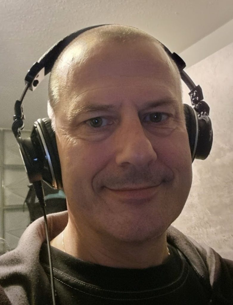 Chris HB9HJI mit Kopfhörer