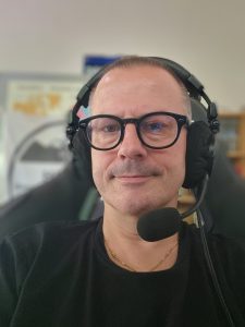 Chris HB9HJI mit Headset im Shack