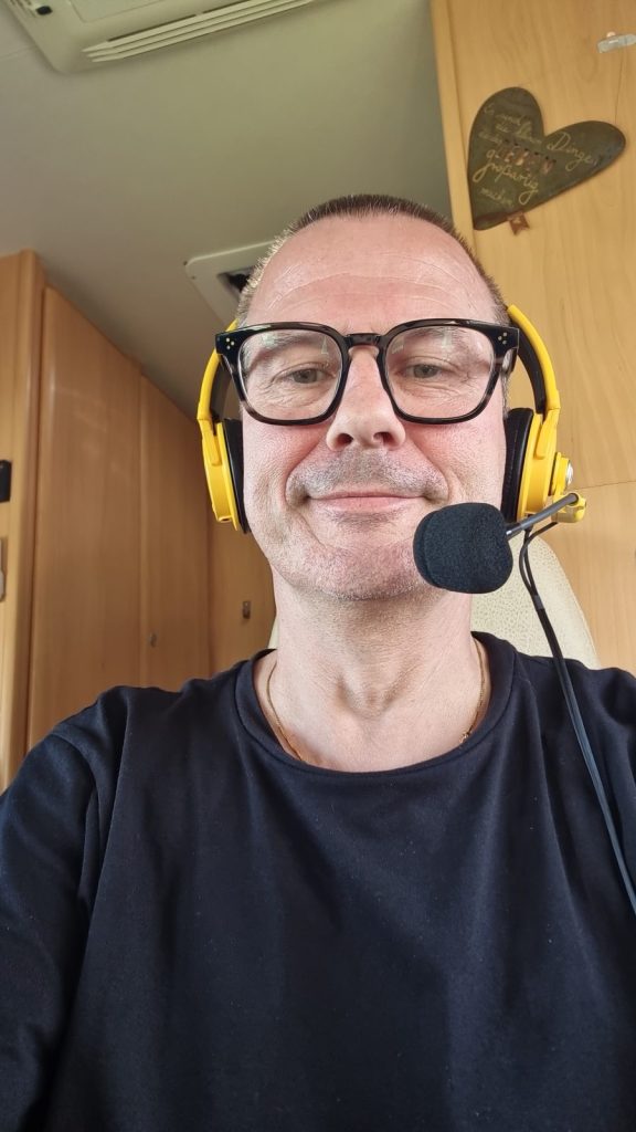 Chris HB9HJI mit gelbem Headset im Wohnmobil