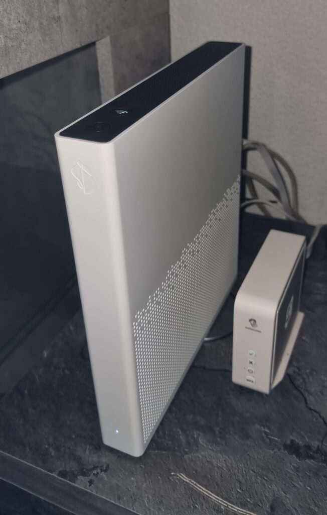 Links die neue Internet-Box 3 IP von Swisscom