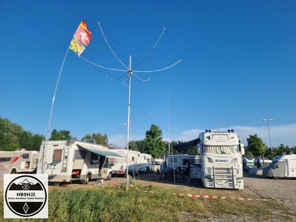 Aufbau des Hexbeam-Beamantenne auf dem Messecamping, daneben die Thurgauer Fahne.