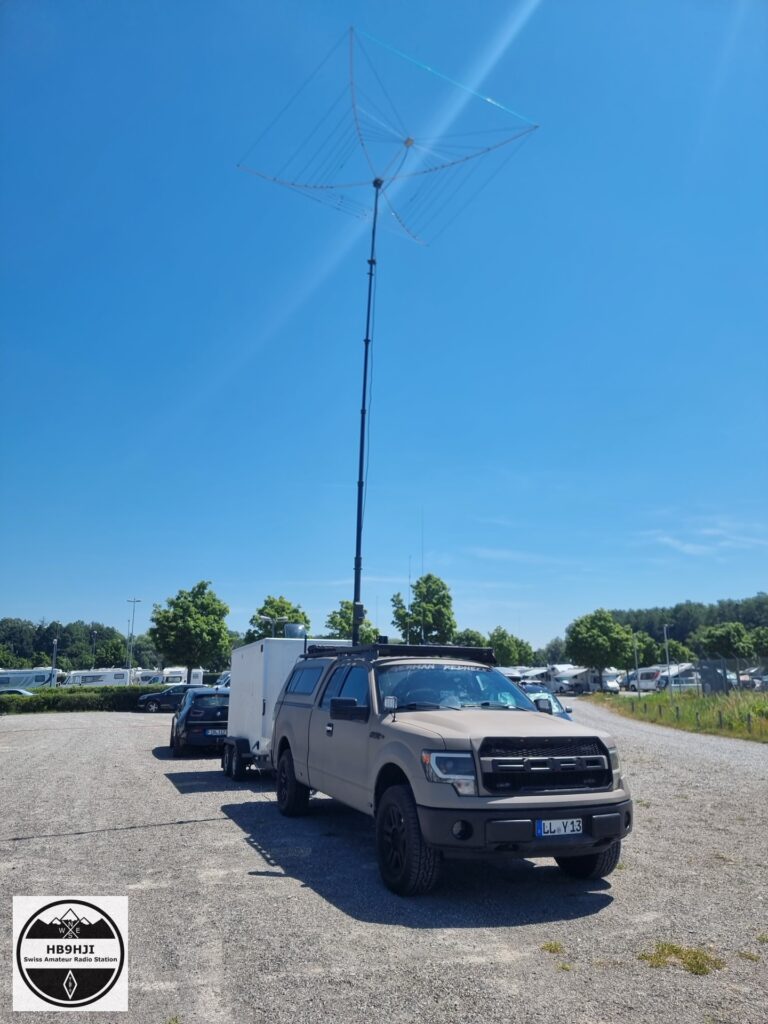 Kreative Funkstationen auf dem Camping – Drahtbeam auf einem Teleskopmast und Fahrzeugstationen.