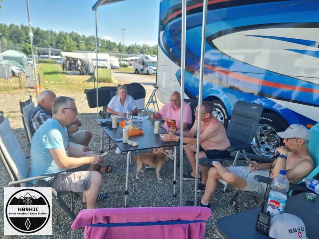 Geselliger Grillabend auf dem HAM-RADIO-Messecamping in Friedrichshafen mit Funkamateuren der HB9-Gruppe.