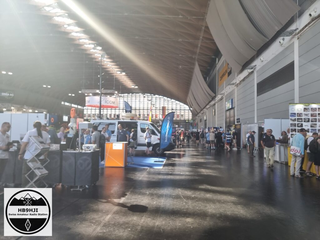 Blick in die Messehalle der HAM RADIO 2026 mit Ausstellerständen und Funktechnik.