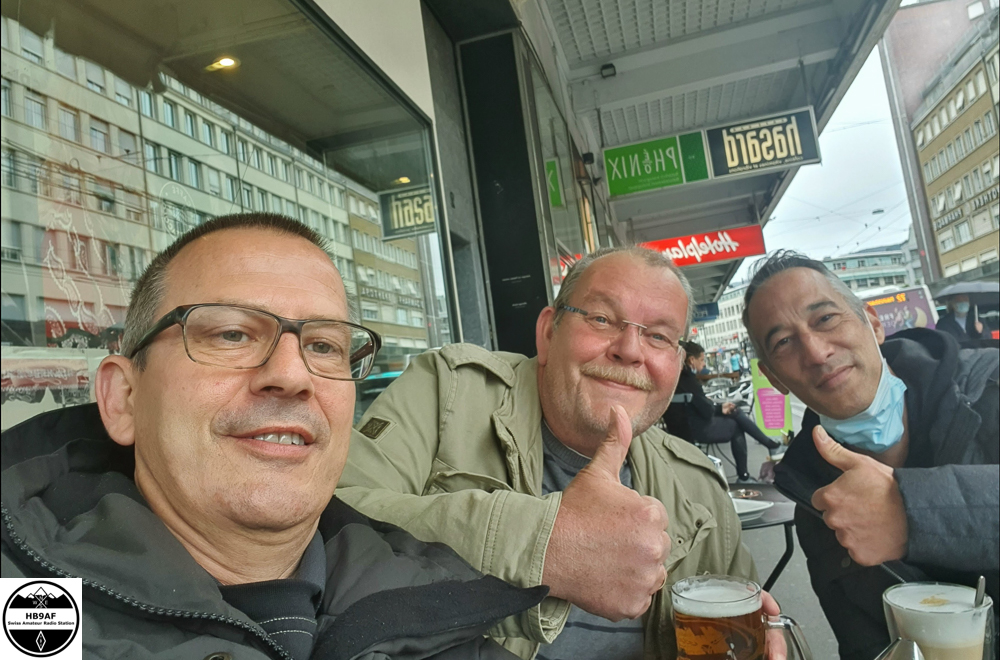 Drei HB9AF-Mitglieder mit Daumen hoch bei einem gemeinsamen Treffen