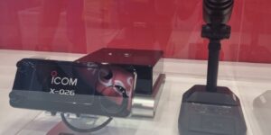 Icom X-026 Konzept-Mockup und Tischmikrofon SM-J1 in der Vitrine an der Ham Radio Friedrichshafen 2026