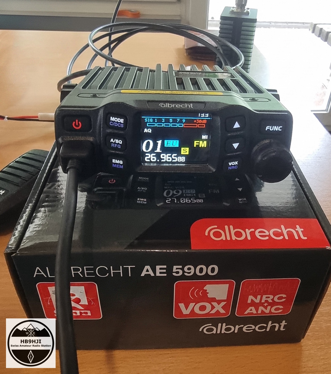 Albrecht AE 5900 Mini SSB auf ihrer Verpackung, Display zeigt Kanal 01 EU auf 26,965 MHz