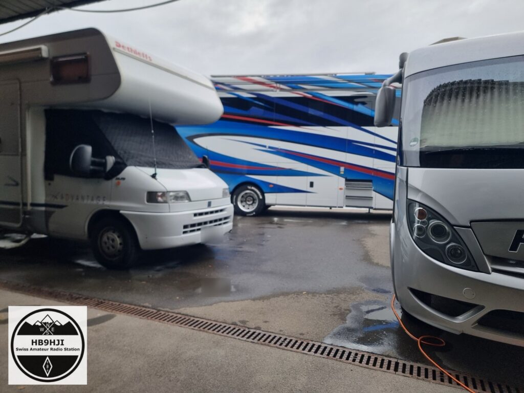 Unser Fahrerlager: die Wohnmobile vor dem Shack HB9TG