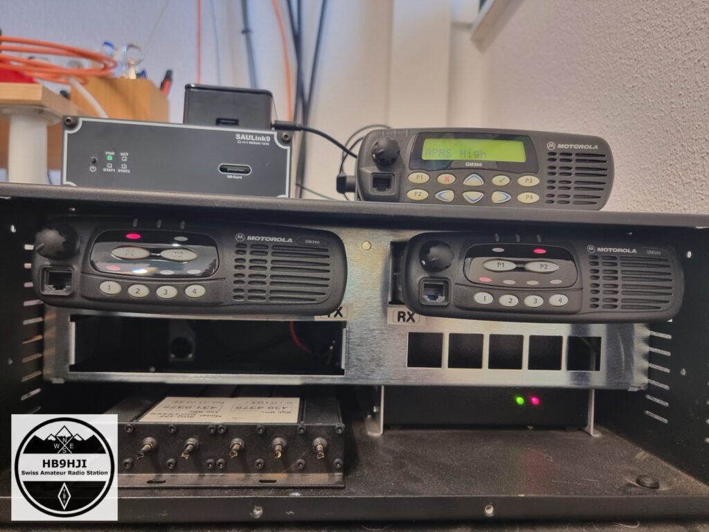Das neue Relais bei HB9TG: zwei Motorola GM340 für TX und RX, das SAULink9-Interface und der Duplexer